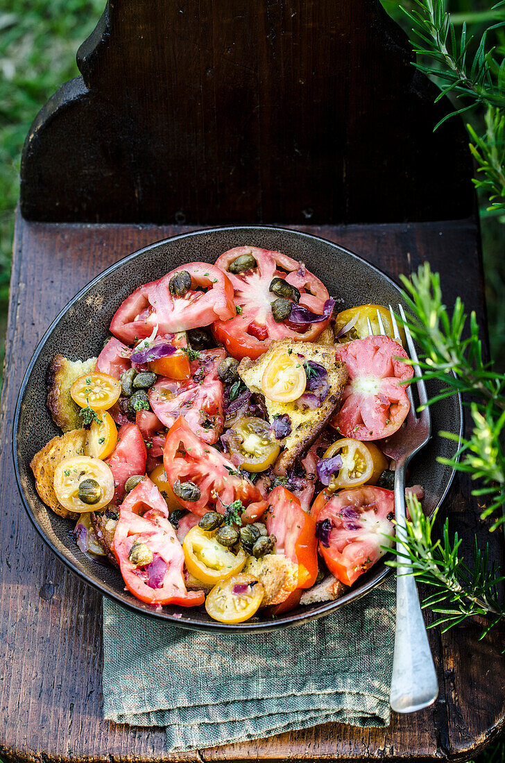 Bunter Tomatensalat mit Kapern