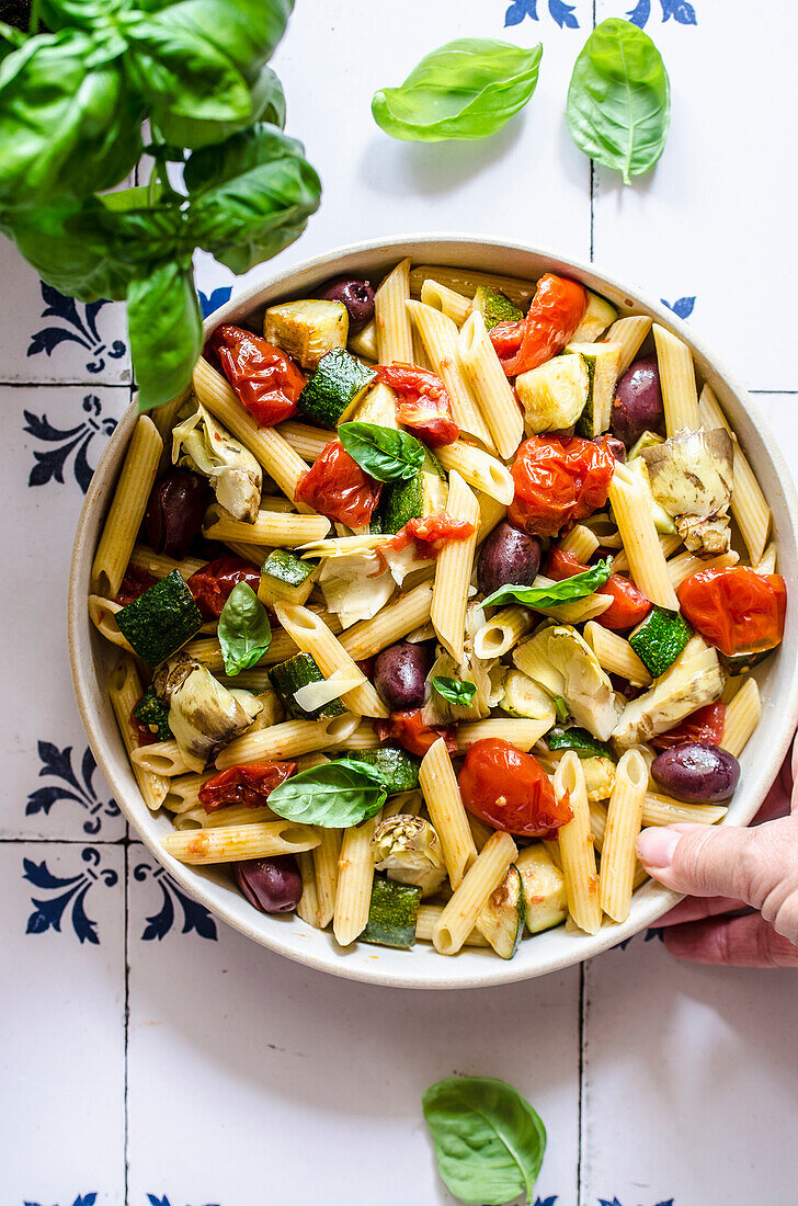 Nudelsalat mit Tomaten, Oliven und Basilikum