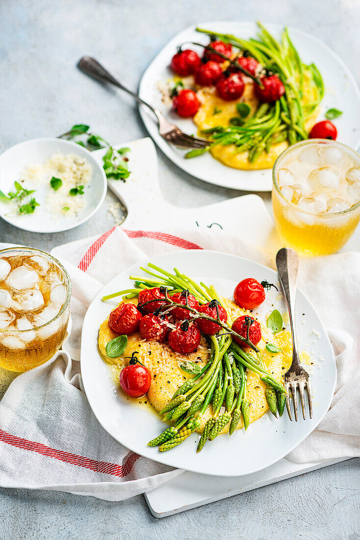 Polenta mit Wildspargel und Kirschtomaten aus dem Ofen