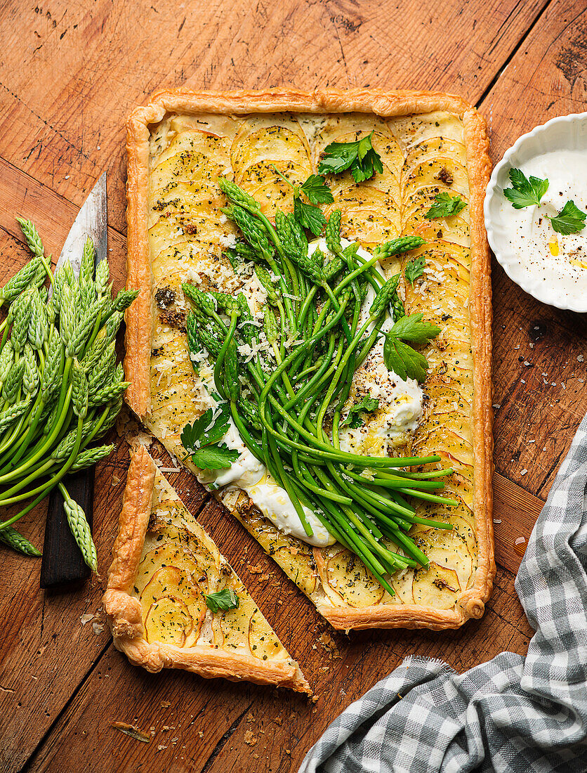 Kartoffel-Blätterteigtarte mit Wildspargel und Zitronen-Frischkäse