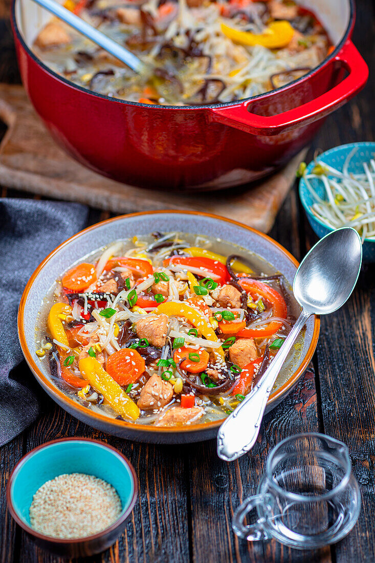 Scharf-saure Hühnersuppe mit Gemüse und Sojanudeln