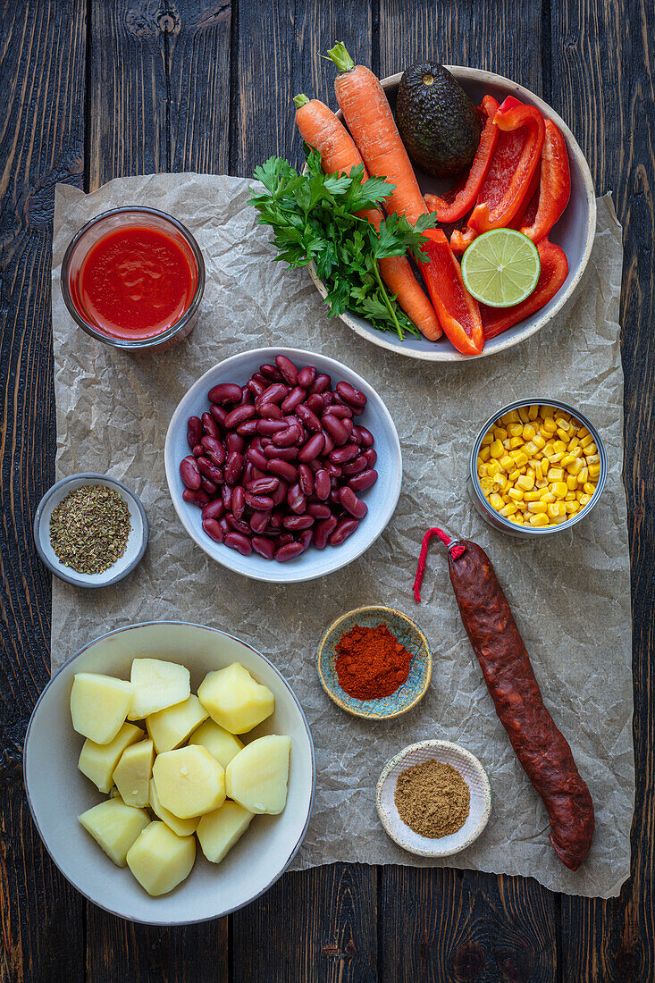 Zutaten für mexikanische Suppe mit Chorizo und Avocado