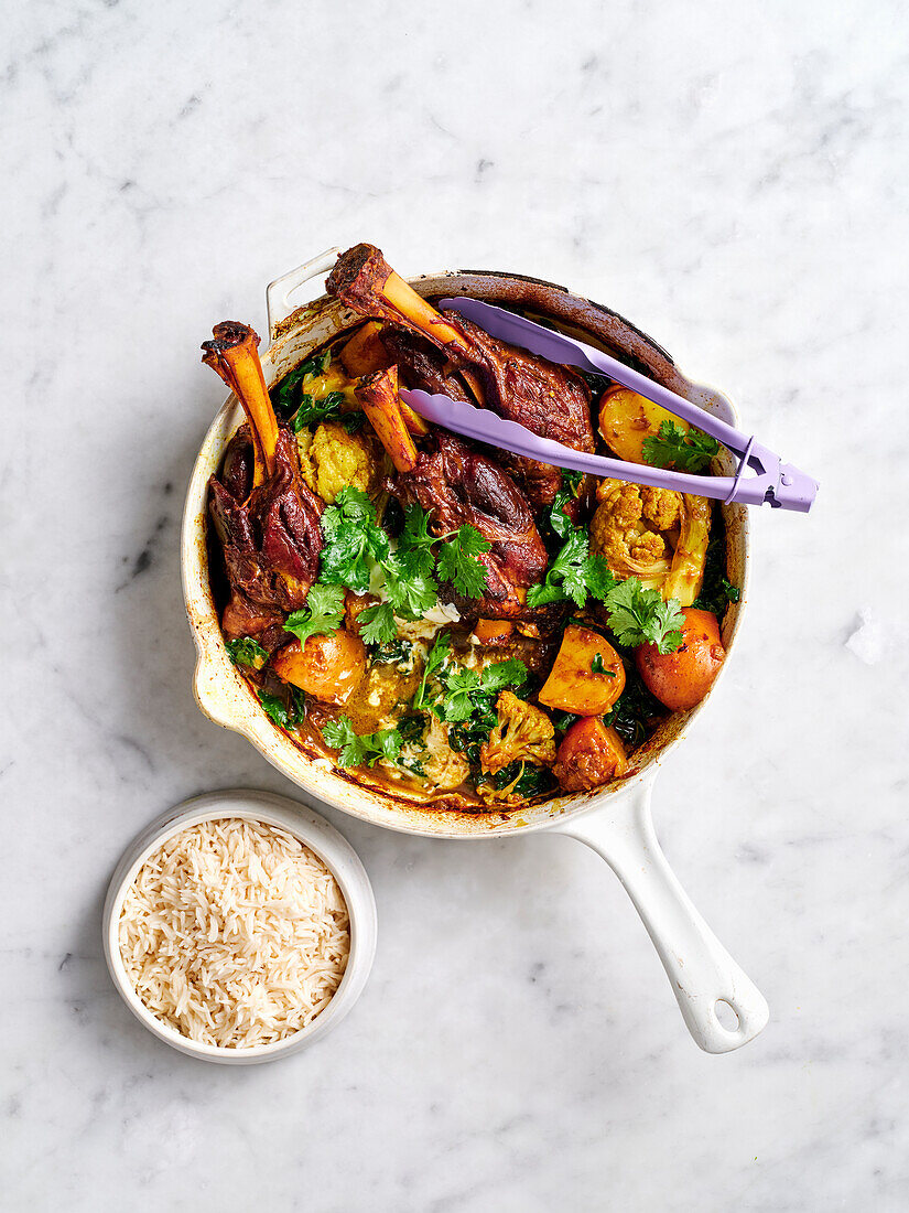 Langsam gegartes Lammhaxen-Curry mit Kartoffeln und Blumenkohl