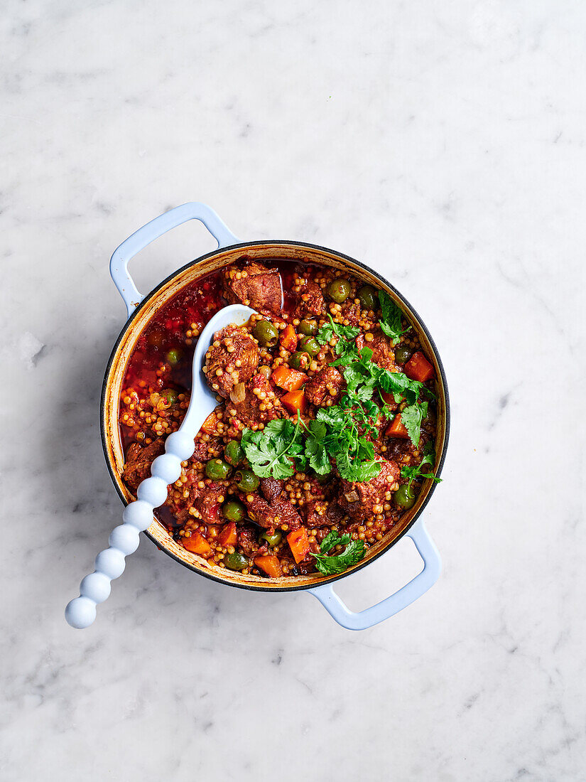 Lamm-Tagine mit Perlcouscous und Oliven