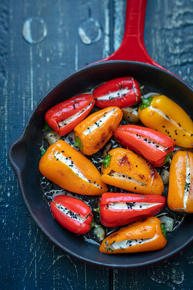 Mini-Paprika mit Fetafüllung