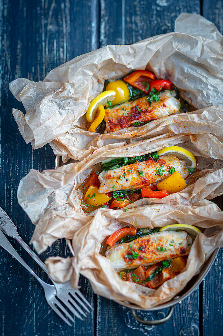 Cod and vegetable parcels from the oven