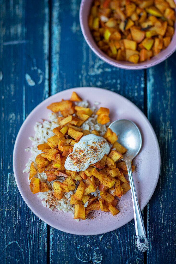 Rice with apples and yoghurt