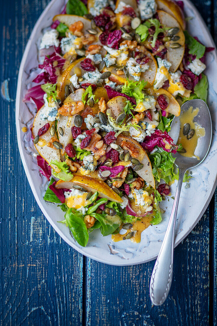 Pear and gorgonzola salad with nuts and dried fruit