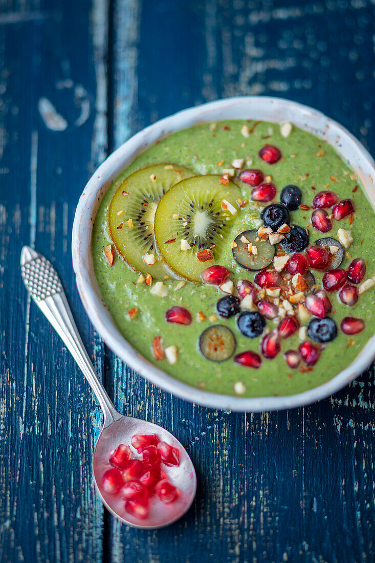 Grüne Smoothie-Bowl mit Quinoa und Früchten