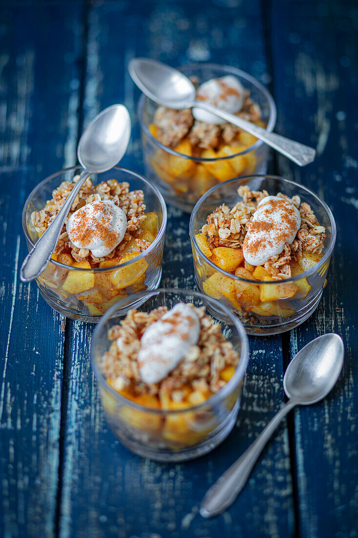 Gedünstete Birnen mit Granola und Joghurt