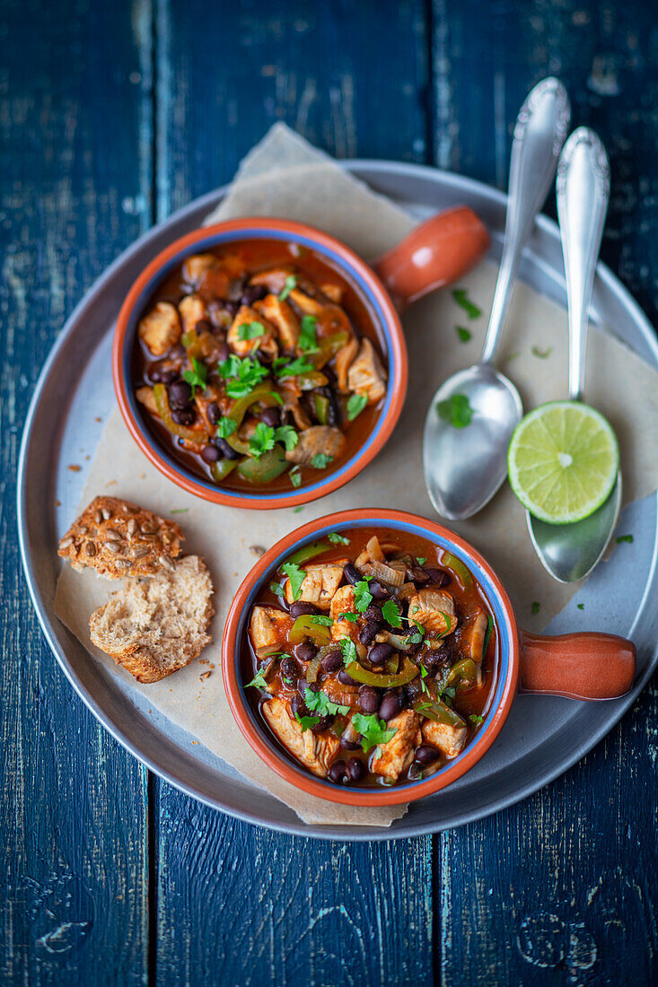 Hähnchen-Gulaschsuppe mit schwarzen Bohnen