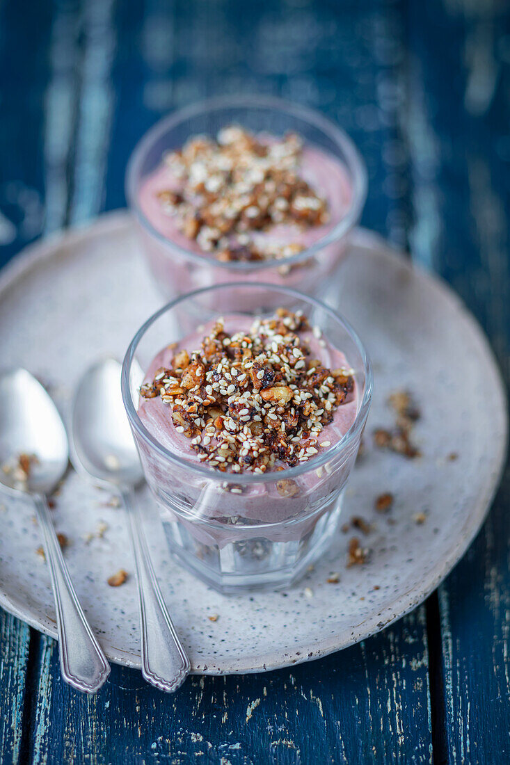 Schokoladen-Joghurt-Dessert mit Nüssen