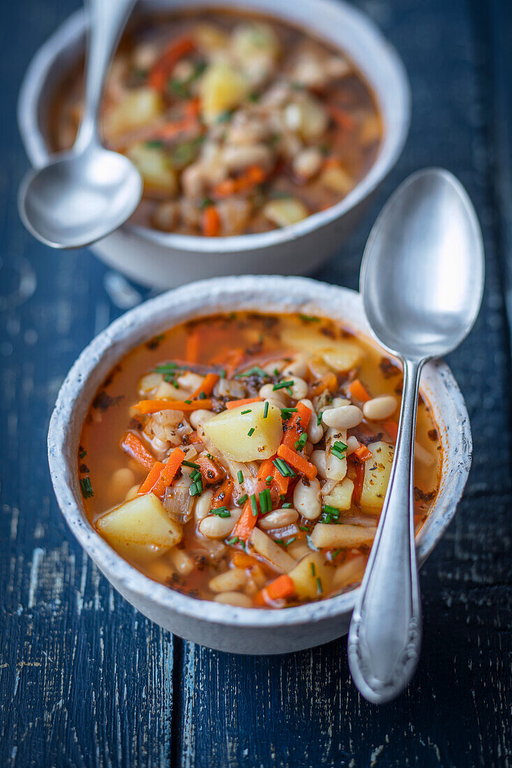 Bean soup with vegetables