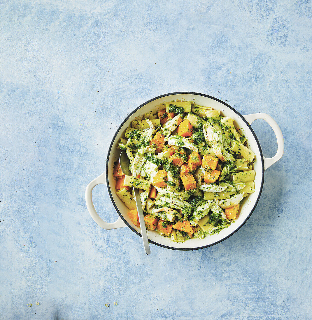 Pasta mit Pesto und geröstetem Kürbis