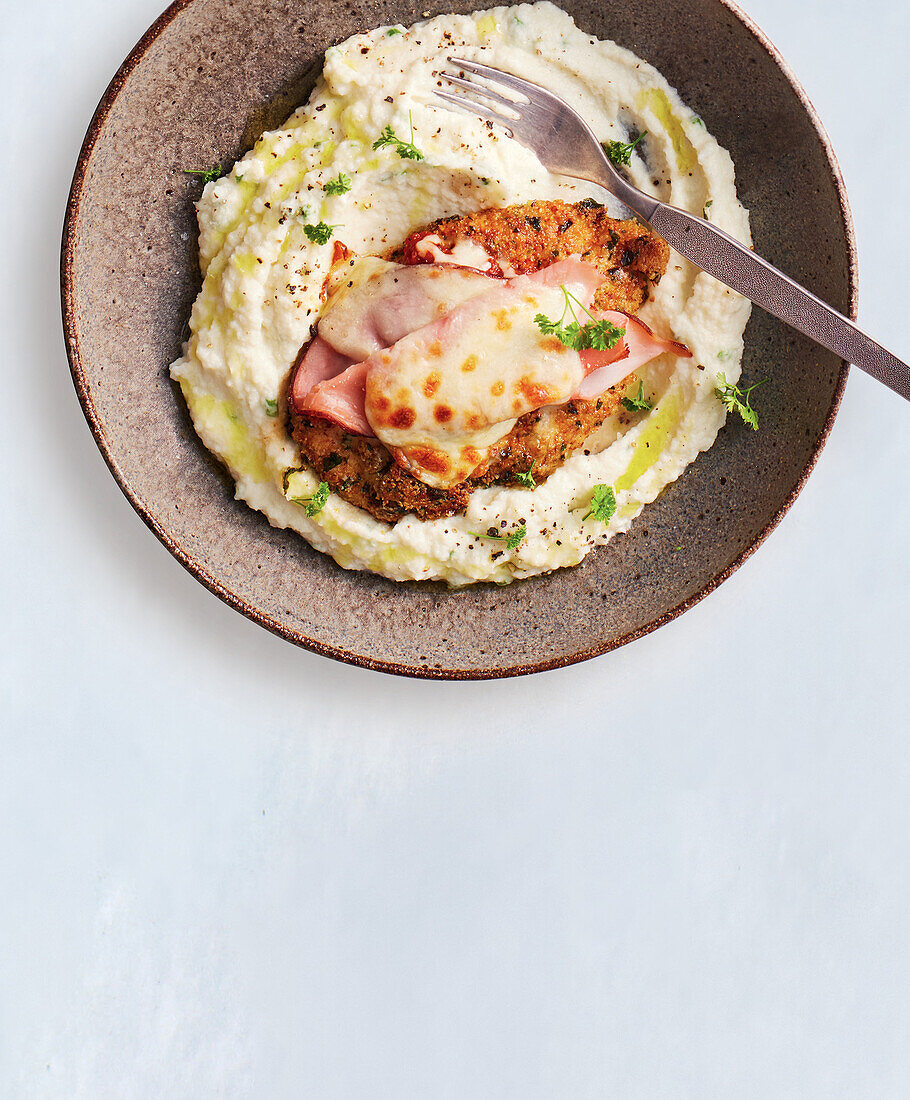 Parmesan-Hähnchen auf Blumenkohlpüree (Keto)