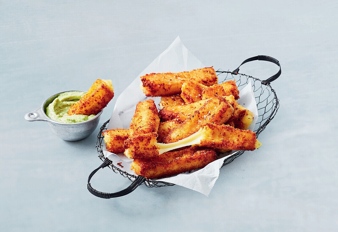 Mozzarella-Sticks aus der Heißluftfritteuse mit Dip