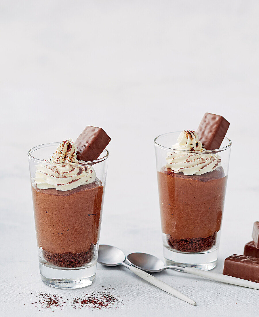 Chocolate mousse with Oreo, cream and chocolate bar