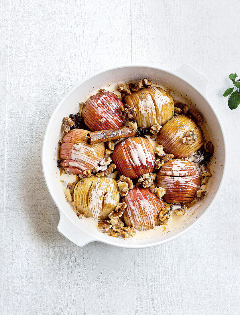 Hasselback-Äpfel mit Walnüssen und Zimt