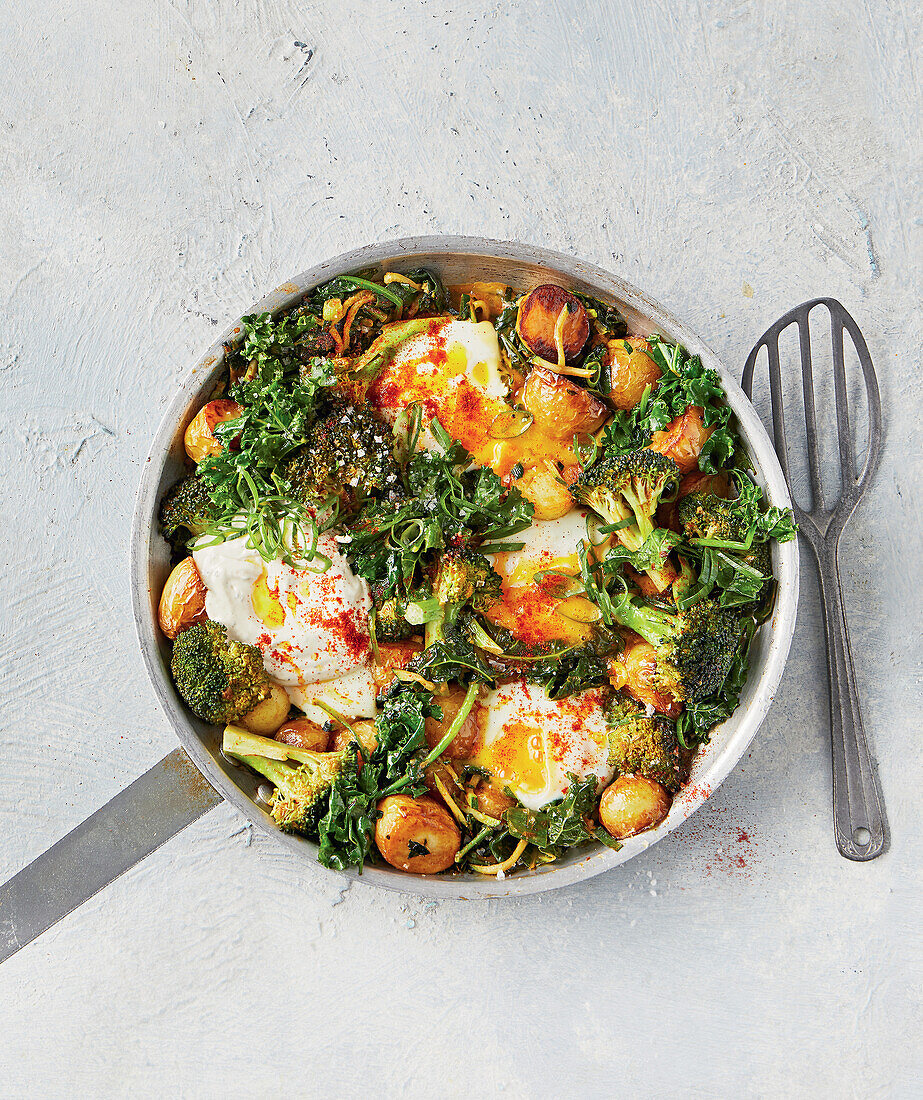 Rösti pan with potatoes, eggs, kale and broccoli