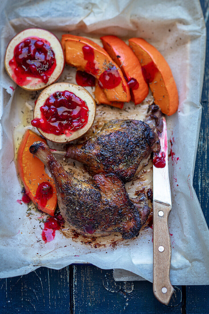 Entenkeulen mit Kürbis, Apfel und Cranberry-Konfitüre