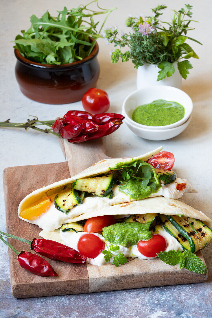 Piadina mit Büffel-Stracciata, Zucchini, Tomaten und Pesto