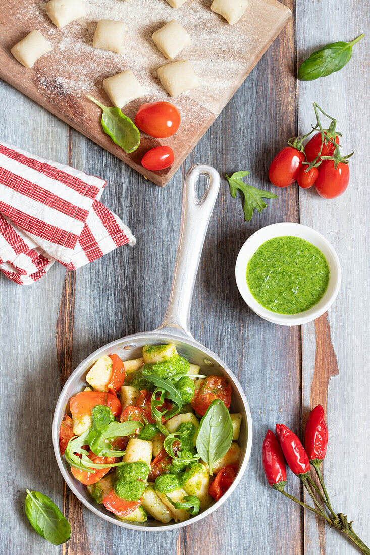 Gnocchi mit Rucola-Pesto und Kirschtomaten