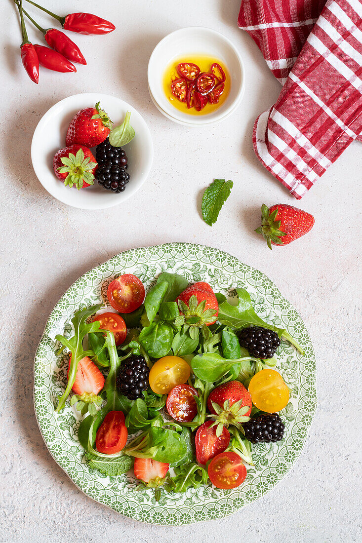 Blattsalat mit Tomaten, Erdbeeren und Brombeeren