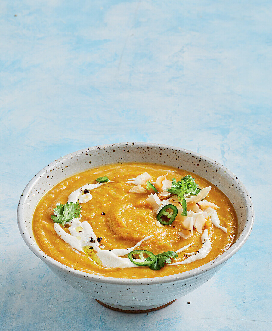 Linsen-Süßkartoffelsuppe mit Chili, Koriander und Kokosflocken