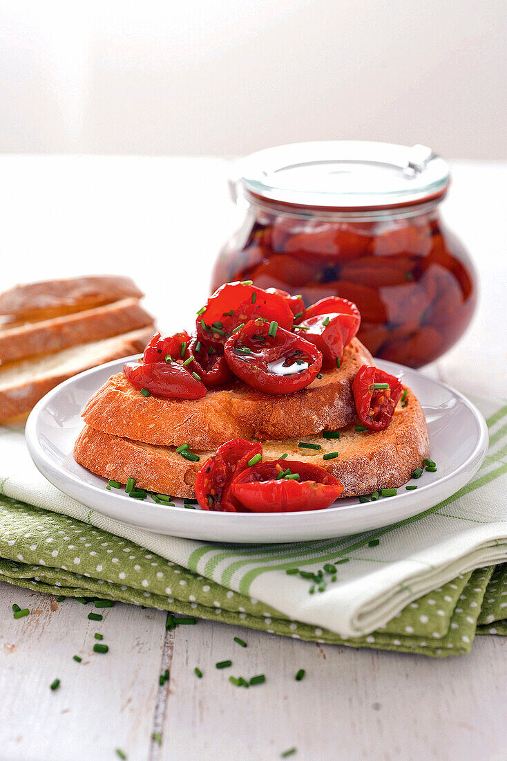 Bruschetta mit konfierten Kirschtomaten und Schnittlauch