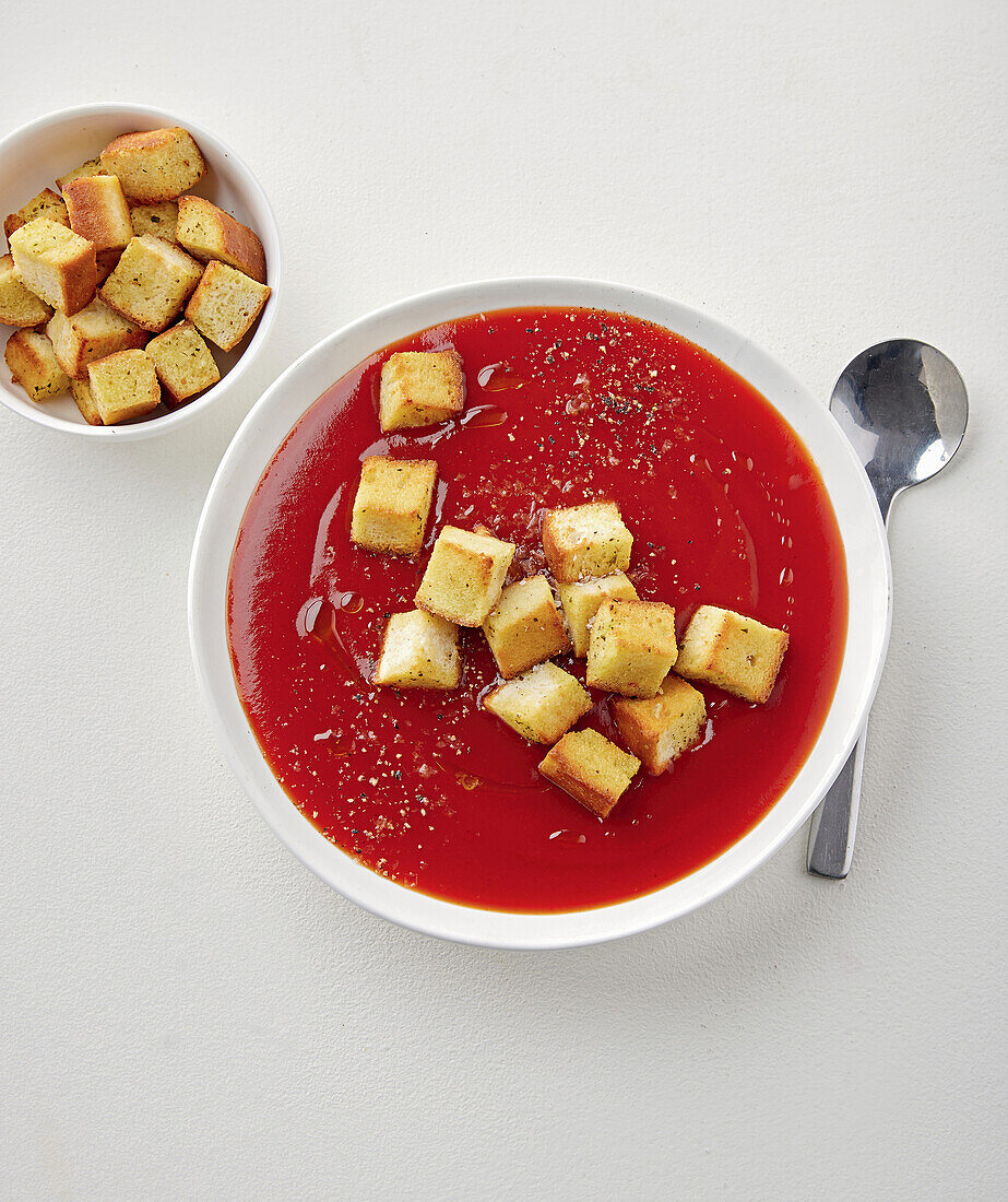 Tomatensuppe mit Knoblauchbrot-Croûtons aus der Heißluftfritteuse