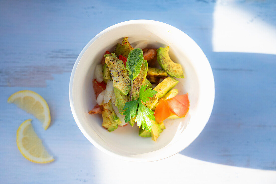 Avocadosalat mit Zitrone und Kräutern