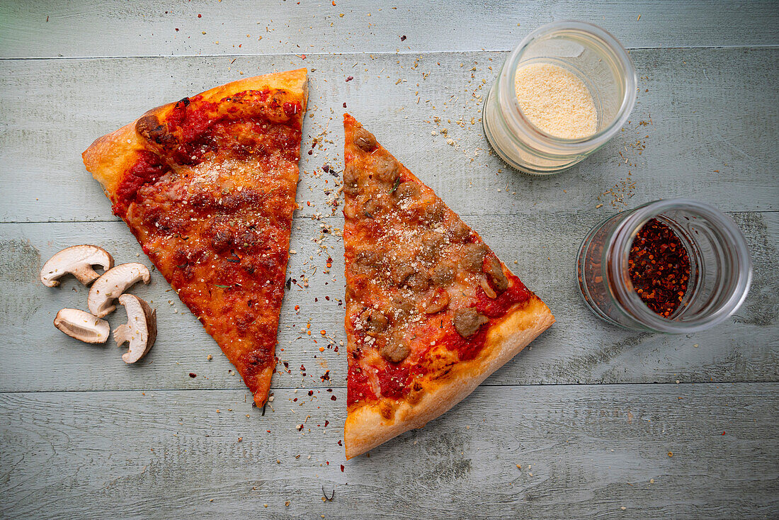 Pizza mit Champignons, Parmesan und Chili