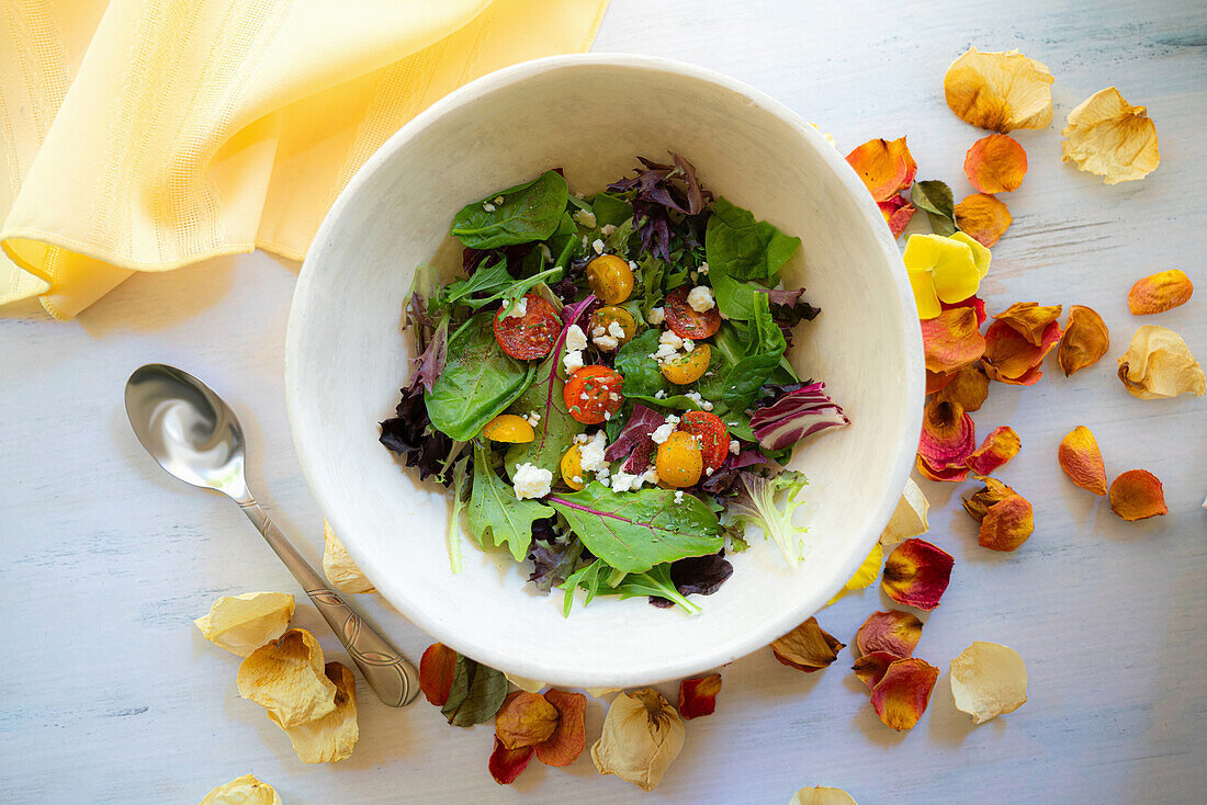 Sommersalat mit Tomaten und Feta