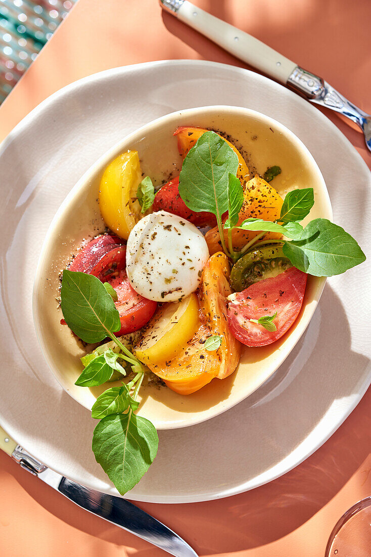 Bunter Tomatensalat mit Mozzarella und Basilikum