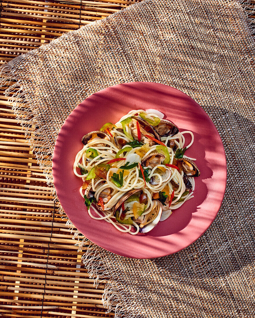 Spaghetti with clams and peppers