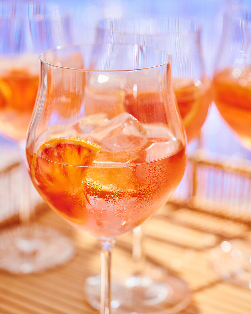 Aperol Spritz mit Orange und Eiswürfeln