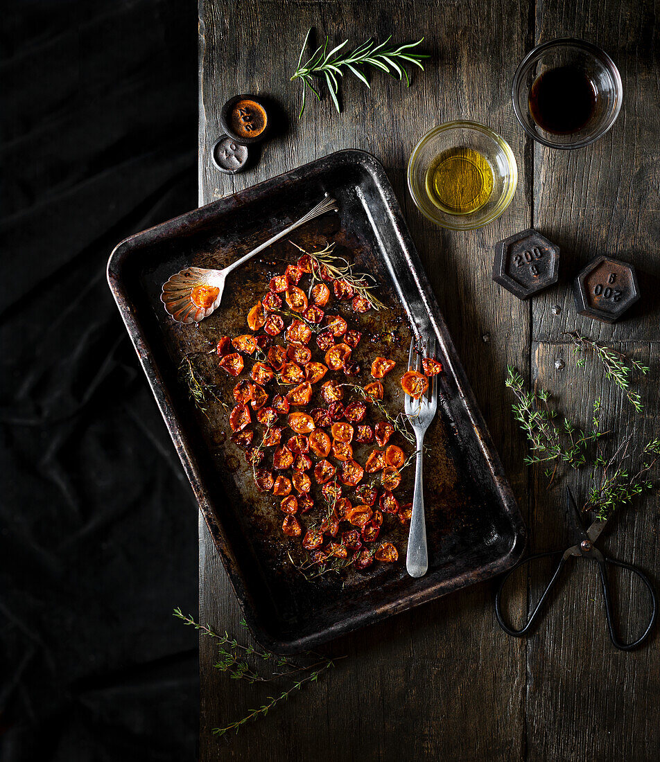 Ofengetrocknete Tomaten mit Kräutern