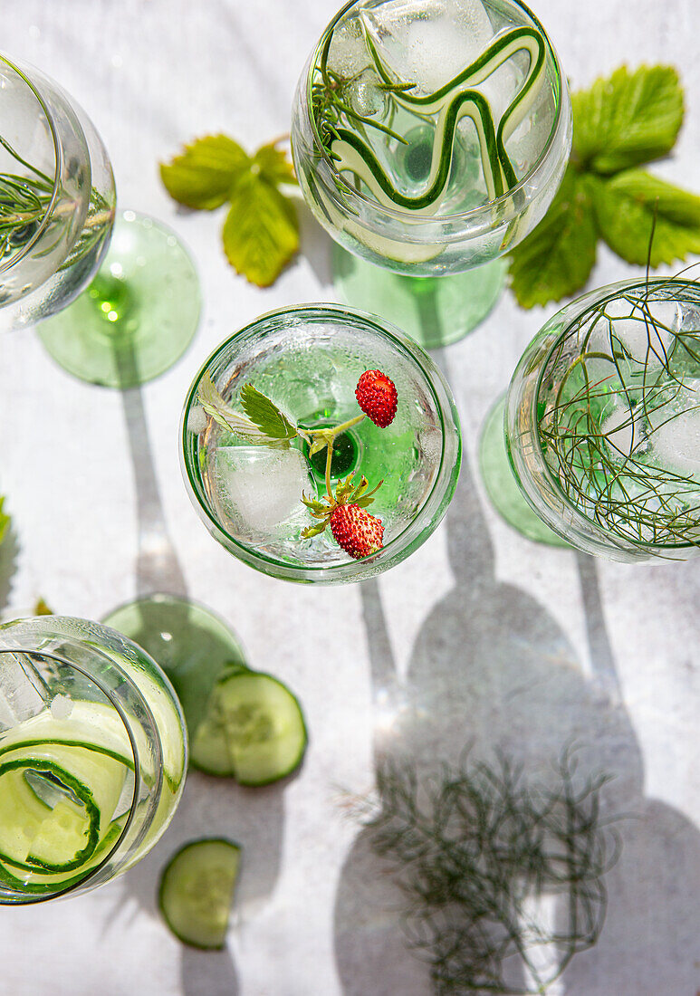 Gurken-Dill-Cocktail mit Erdbeeren und Minze