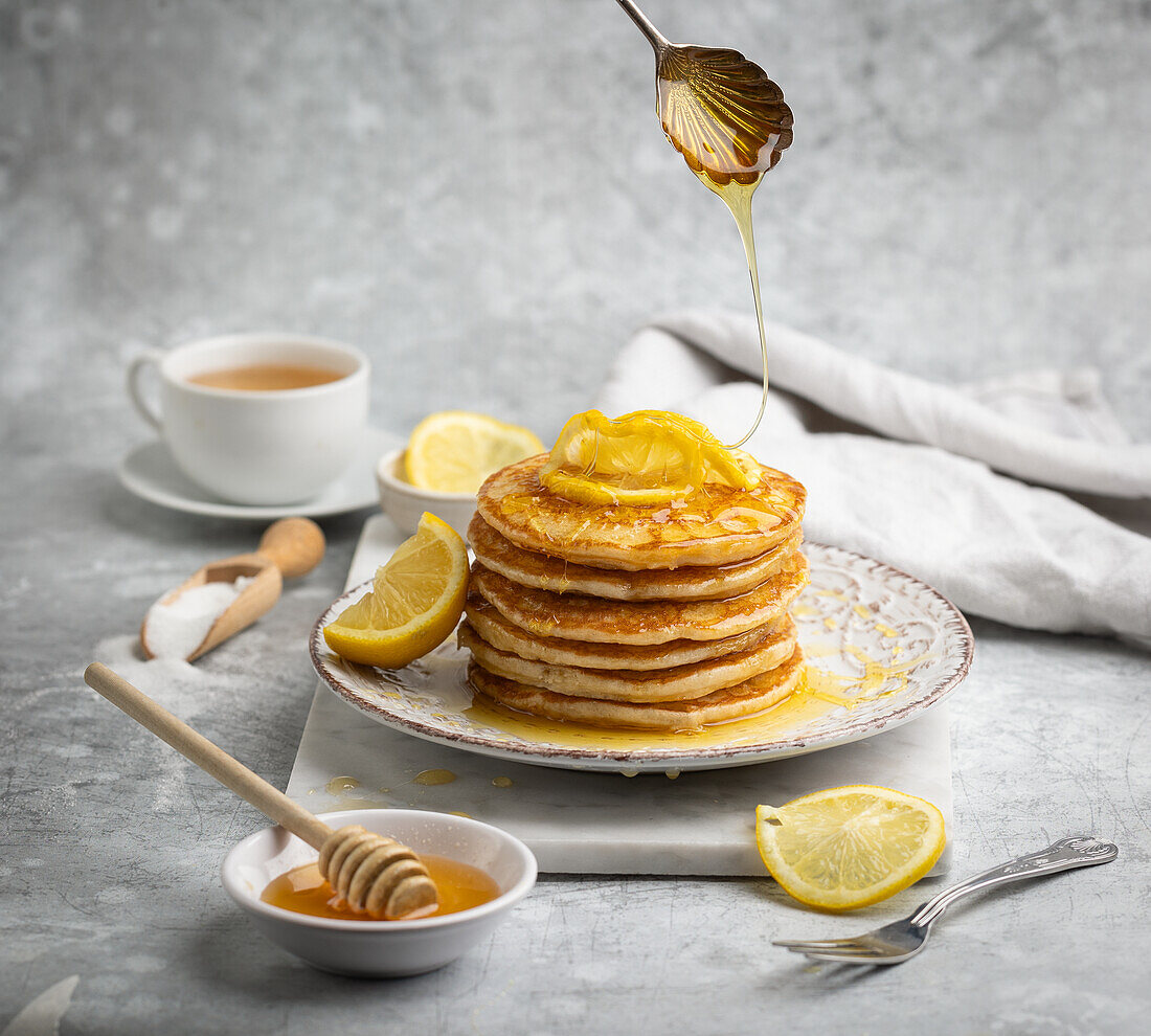 Pancakes mit Honig und Zitrone