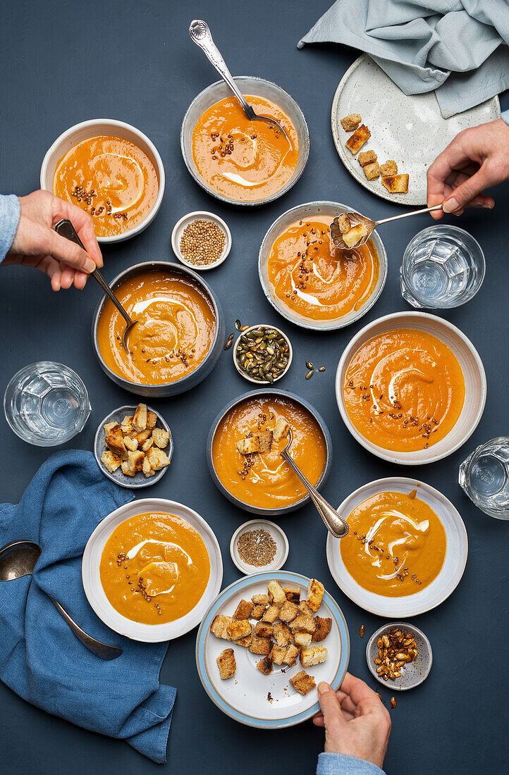 Geröstete Butternuss-Kürbissuppe mit Croutons und Kürbiskernen