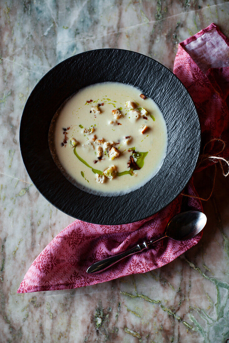 Käsesuppe mit Croutons, Speck und Schnittlauchöl