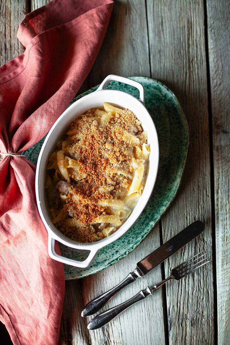 Penne-Auflauf mit Bechamelsauce und Salsiccia