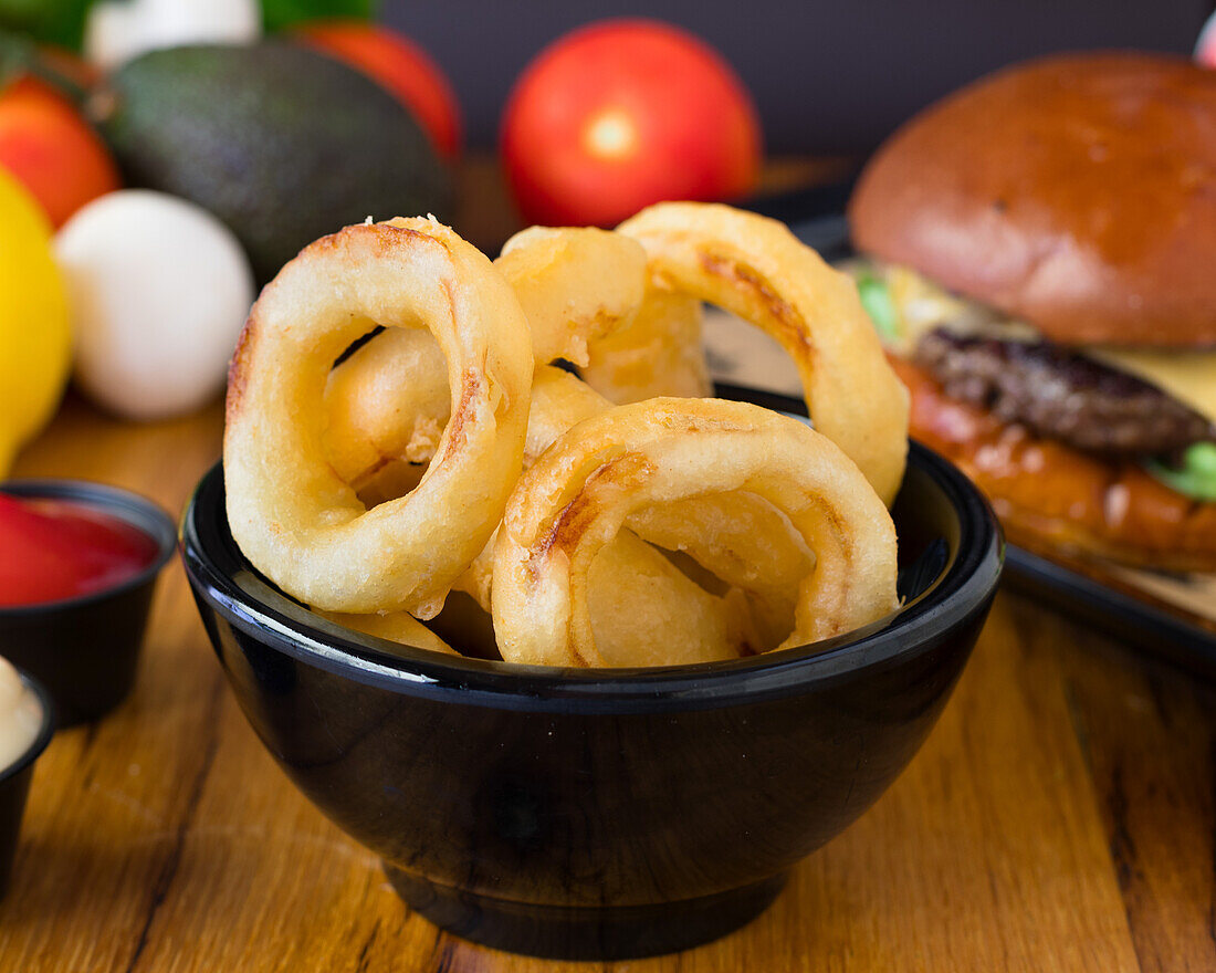 Frittierte Zwiebelringe im Backteig