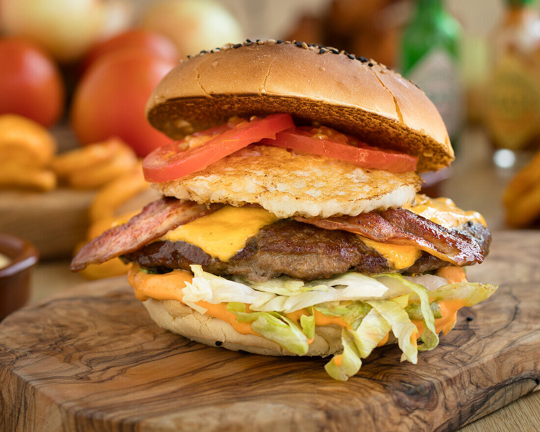 Burger mit Spiegelei, Speck, Cheddar und Tomate