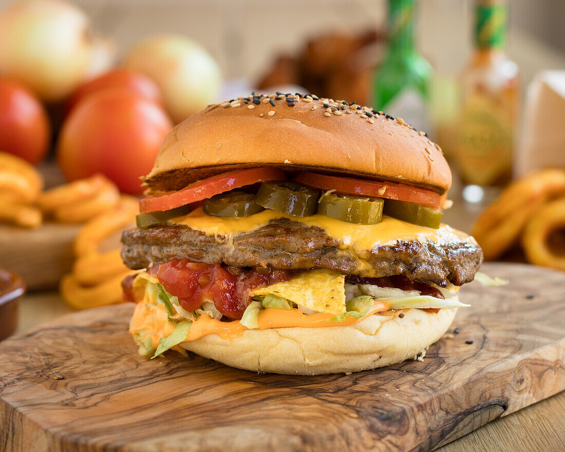 Mexican Burger mit Nachos und Jalapeños