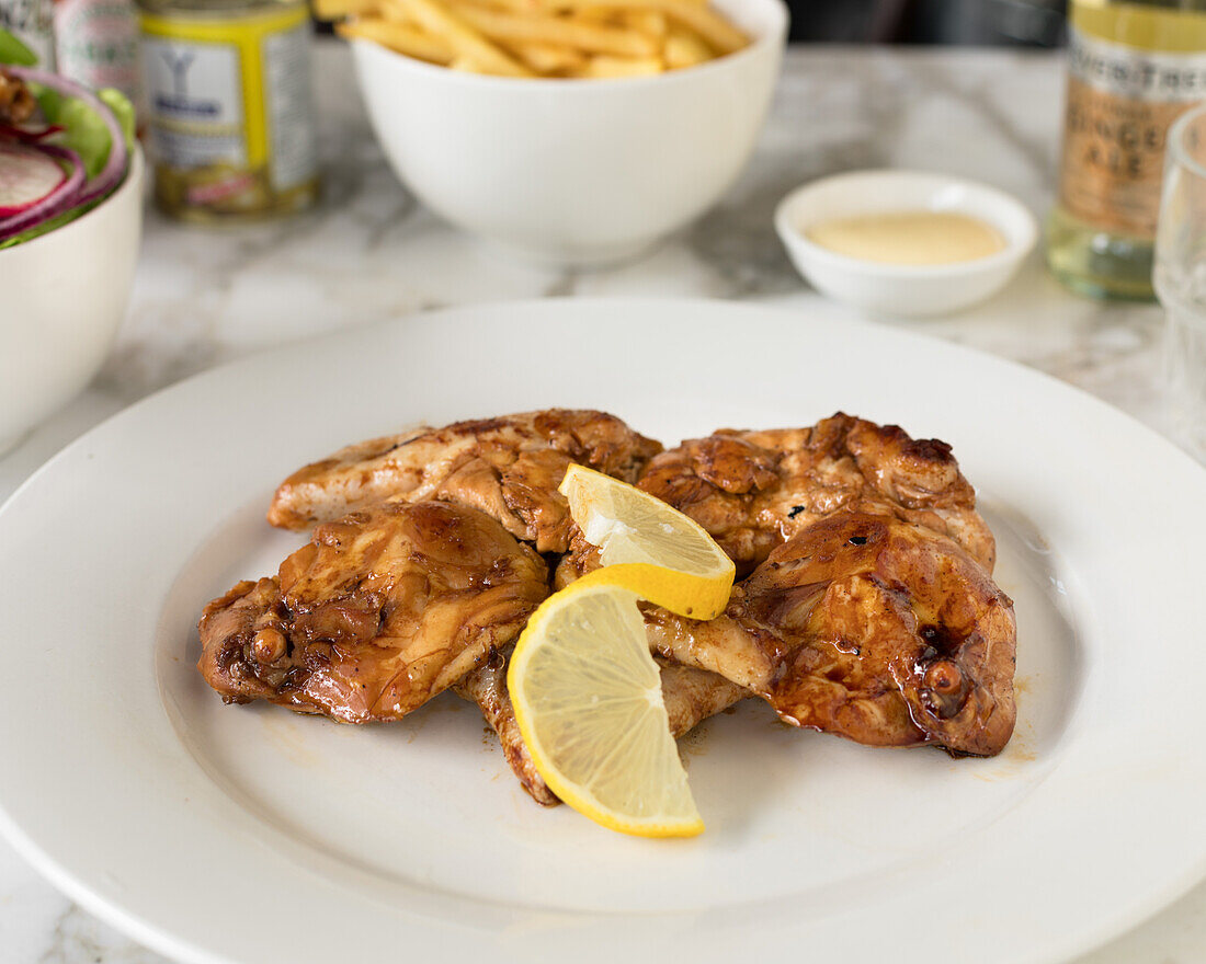 Gegrilltes Hähnchen mit Pommes