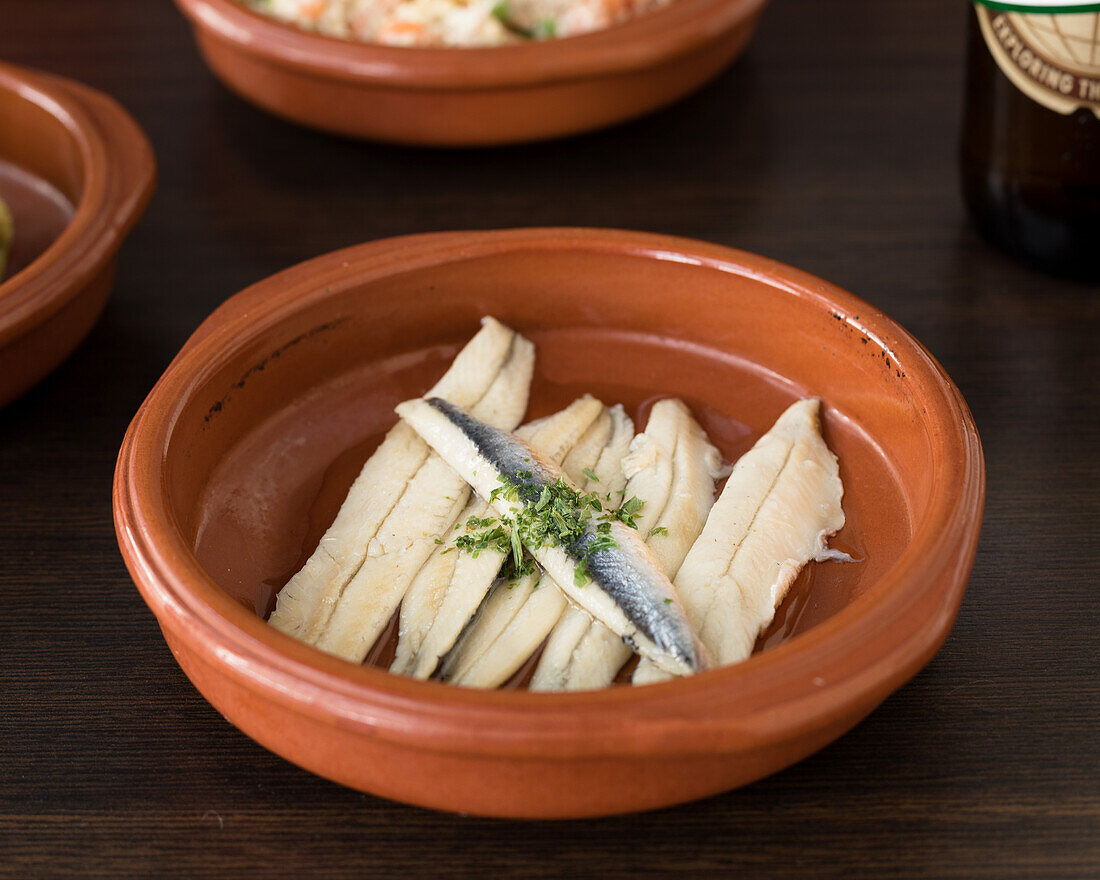 Boquerones (Sardellen) in Olivenöl und Knoblauch