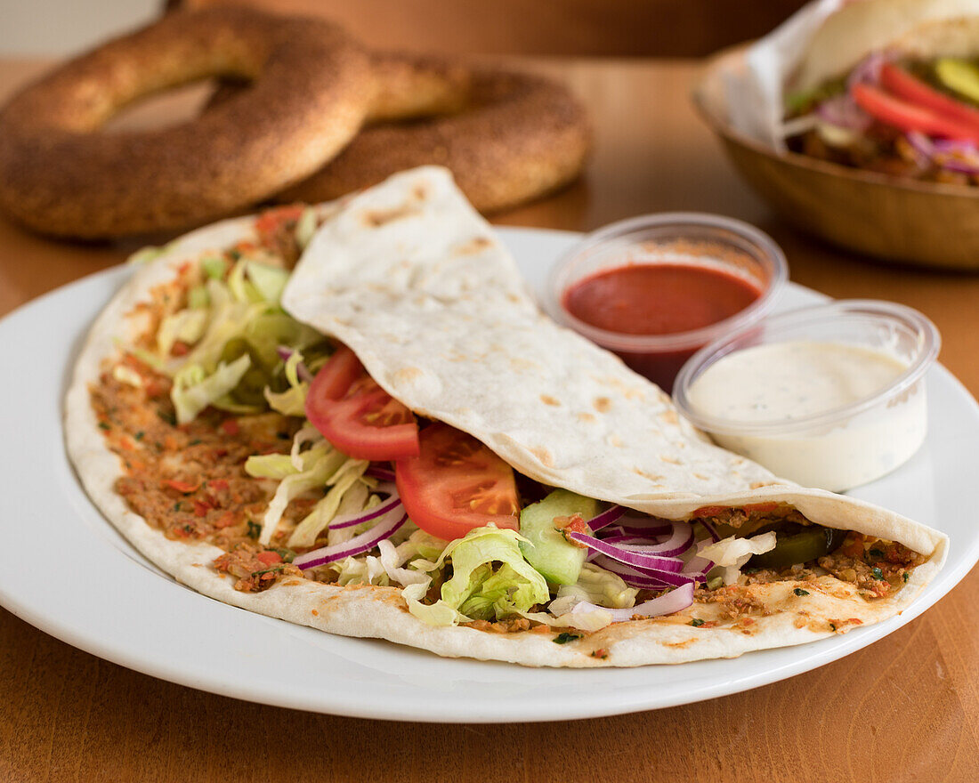 Lahmacun mit Gemüse und Saucen