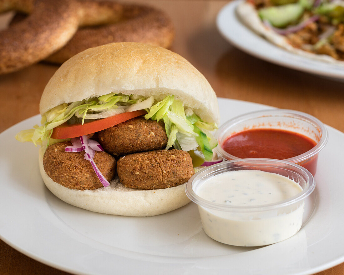 Falafel-Sandwich mit Salat und Dips