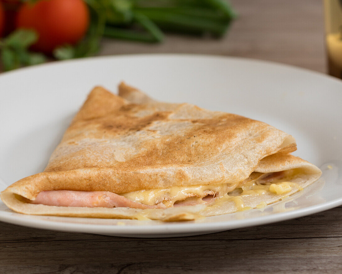 Crêpe mit Käse und Schinken